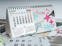 Kalendarz biurkowy z kalendarium na spirali
